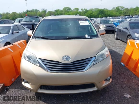 ✅ 2013 Toyota Sienna XLE AAS • VIN: 5TDYK3DC5DS331291 • Lot: 42090586. Listed on IAAI with 176,711 mi. Free auction sales archive from the USA and detailed vehicle history report at DreamBid. Image 6.