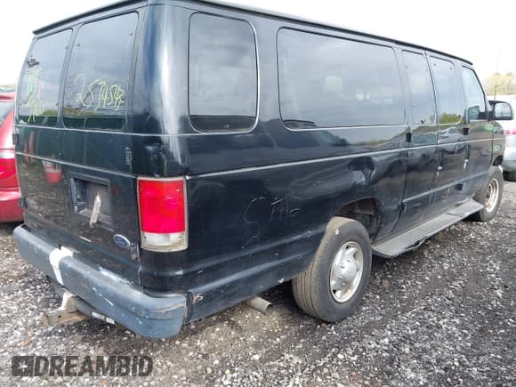 ✅ 2002 Ford Econoline Passenger XL • VIN: 1FBSS31L02HB38501 • Лот: 42180323. Опубликован ранее на IAAI с пробегом 128 327 миль. Бесплатный доступ к архиву аукционных продаж из США и подробный отчёт об истории автомобиля на DreamBid. Изображение 4.