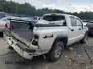 2006 Dodge Dakota SLT z VIN 1D7HW48K66S624418, wystawiony jako Copart lot #65687924 z przebiegiem Nie podano mil oraz Szkoda całkowita • Salvage title. Historia ofert i sprzedaży dostępna na DreamBid. Obrazek 3.