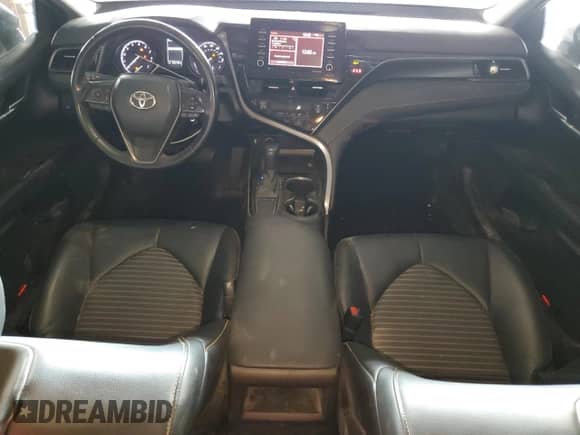 2022 Toyota Camry SE z VIN 4T1G11AK0NU621820, wystawiony jako Copart lot #86604205 z przebiegiem 101 107 mil mil oraz Szkoda całkowita • Salvage title. Historia ofert i sprzedaży dostępna na DreamBid. Obrazek 8.