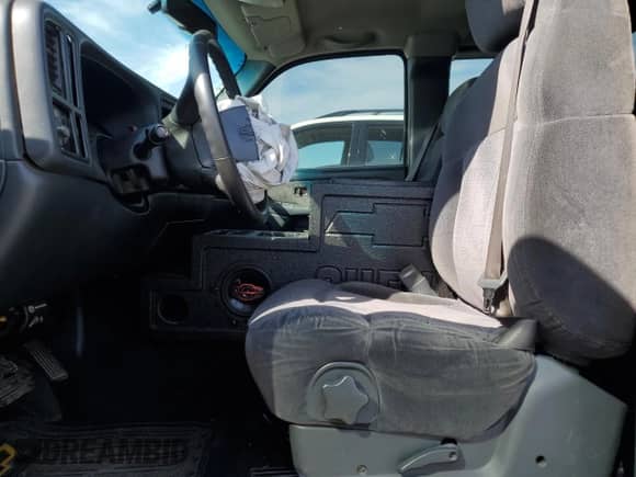 2001 Chevrolet Silverado 1500 LT z VIN 1GCEC19T01Z328774, wystawiony jako Copart lot #51870105 z przebiegiem Nie podano mil oraz Szkoda całkowita • Salvage title. Historia ofert i sprzedaży dostępna na DreamBid. Obrazek 7.