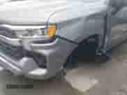 2026 Chevrolet Silverado 1500 LT z VIN 3GCUKDED5TG116874, wystawiony jako IAAI lot #43568713 z przebiegiem 1 845 mil mil oraz . Historia ofert i sprzedaży dostępna na DreamBid. Obrazek 6.