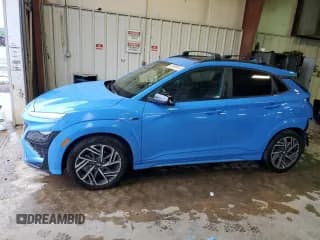 ✅ 2022 Hyundai Kona N Line • VIN: KM8K33A34NU868881 • Лот: 63098053. Опубликован ранее на Copart с пробегом 27 340 миль. Бесплатный доступ к архиву аукционных продаж из США и подробный отчёт об истории автомобиля на DreamBid. Изображение 1.