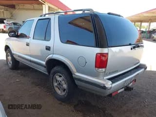 ✅ 1997 Chevrolet Blazer LS • VIN: 1GNDT13W0V2186110 • Lot: 42422561. Wystawiony na IAAI z przebiegiem 233 189 mil. Bezpłatny archiwum sprzedaży aukcyjnych z USA i szczegółowy raport historii pojazdu na DreamBid. Zdjęcie 3.