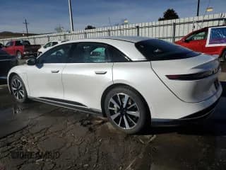✅ 2023 Lucid Air Pure • VIN: 50EA1PFA4PA007446 • Lot: 86011484. Wystawiony na Copart z przebiegiem 23 208 mil. Bezpłatny archiwum sprzedaży aukcyjnych z USA i szczegółowy raport historii pojazdu na DreamBid. Zdjęcie 2.