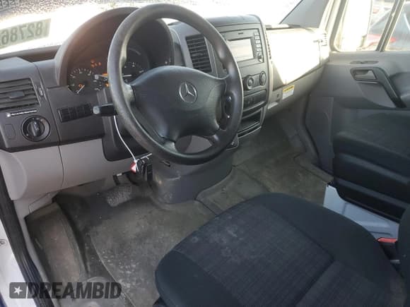 ✅ 2018 Mercedes-Benz Sprinter Cargo Worker • VIN: WD3PE8CD0JP624929 • Lot: 82786234. Wystawiony na Copart z przebiegiem 66 979 mil. Bezpłatny archiwum sprzedaży aukcyjnych z USA i szczegółowy raport historii pojazdu na DreamBid. Zdjęcie 8.