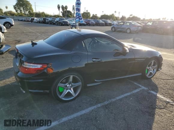 ✅ 2015 Mercedes-Benz SLK 350 • VIN: WDDPK5HA4FF100858 • Lot: 80667864. Wystawiony na Copart z przebiegiem 101 052 mil. Bezpłatny archiwum sprzedaży aukcyjnych z USA i szczegółowy raport historii pojazdu na DreamBid. Zdjęcie 3.