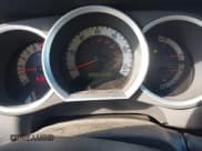 ✅ 2015 Toyota Tacoma PreRunner • VIN: 5TFJU4GN7FX090426 • Lot: 43520197. Wystawiony na IAAI z przebiegiem 106 907 mil. Bezpłatny archiwum sprzedaży aukcyjnych z USA i szczegółowy raport historii pojazdu na DreamBid. Zdjęcie 7.