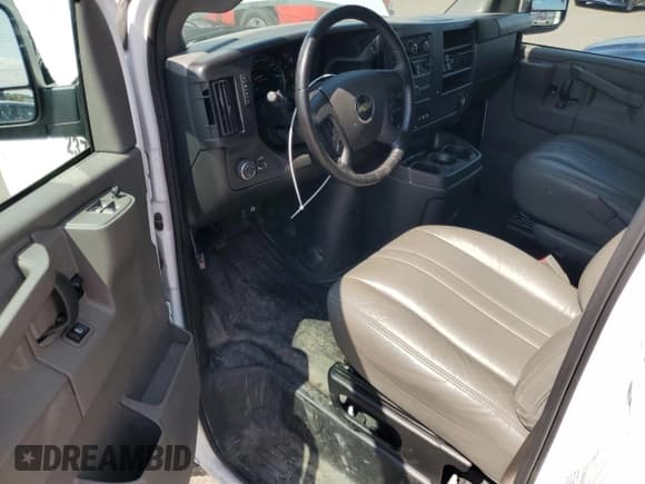 ✅ 2023 Chevrolet Express Cargo • VIN: 1GCWGAFPXP1164280 • Lot: 96016075. Wystawiony na Copart z przebiegiem 47 530 mil. Bezpłatny archiwum sprzedaży aukcyjnych z USA i szczegółowy raport historii pojazdu na DreamBid. Zdjęcie 8.