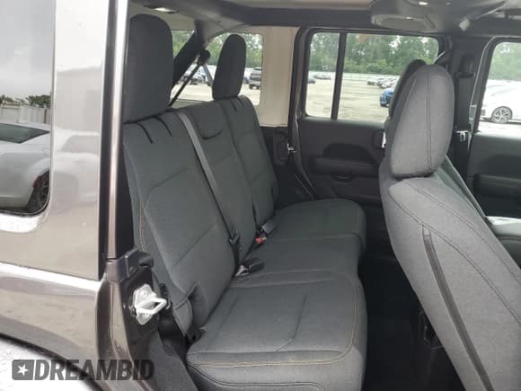 ✅ 2025 Jeep Wrangler Sahara • VIN: 1C4PJXEN0SW592086 • Лот: 59791885. Опубликован ранее на Copart с пробегом 1 124 миль. Бесплатный доступ к архиву аукционных продаж из США и подробный отчёт об истории автомобиля на DreamBid. Изображение 11.