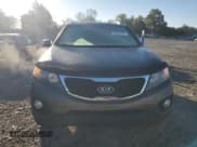 ✅ 2013 Kia Sorento EX • VIN: 5XYKU3A22DG399962 • Лот: 89655225. Опубликован ранее на Copart с пробегом 142 110 миль. Бесплатный доступ к архиву аукционных продаж из США и подробный отчёт об истории автомобиля на DreamBid. Изображение 5.