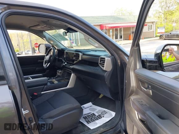 ✅ 2022 Toyota Tundra SR5 • VIN: 5TFLA5AB2NX019252 • Lot: 42112229. Listed on IAAI with 30,245 mi. Free auction sales archive from the USA and detailed vehicle history report at DreamBid. Image 5.