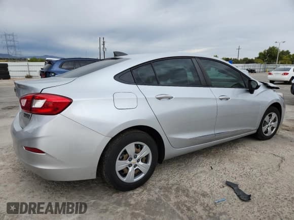 ✅ 2018 Chevrolet Cruze LS • VIN: 1G1BC5SM1J7151072 • Lot: 82407215. Wystawiony na Copart z przebiegiem 64 226 mil. Bezpłatny archiwum sprzedaży aukcyjnych z USA i szczegółowy raport historii pojazdu na DreamBid. Zdjęcie 3.