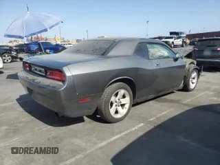 ✅ 2010 Dodge Challenger SE • VIN: 2B3CJ4DV5AH318508 • Lot: 87017774. Wystawiony na Copart z przebiegiem Nie podano. Bezpłatny archiwum sprzedaży aukcyjnych z USA i szczegółowy raport historii pojazdu na DreamBid. Zdjęcie 3.