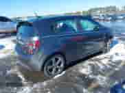 ✅ 2013 Chevrolet Sonic RS • VIN: 1G1JG6SB8D4232693 • Lot: 41385136. Wystawiony na IAAI z przebiegiem 126 782 mil mil. Skorzystaj z bezpłatnego archiwum sprzedaży aukcyjnych z USA i zobacz szczegółowy raport historii pojazdu na DreamBid. Zdjęcie 4.