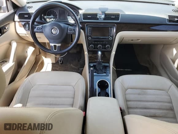 ✅ 2014 Volkswagen Passat SEL Premium • VIN: 1VWCM7A38EC082193 • Лот: 52013435. Опубликован ранее на Copart с пробегом Не указан. Бесплатный доступ к архиву аукционных продаж из США и подробный отчёт об истории автомобиля на DreamBid. Изображение 8.