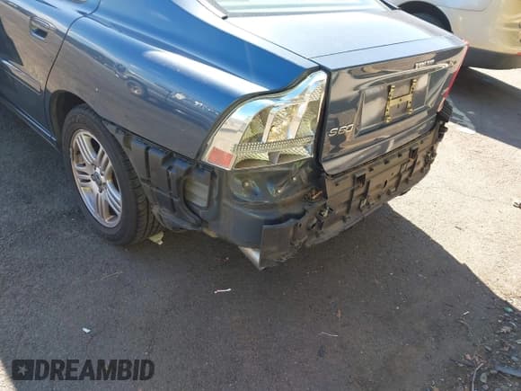 ✅ 2006 Volvo S60 2.5L Turbo • VIN: YV1RS592X62543608 • Lot: 43493308. Wystawiony na IAAI z przebiegiem 185 918 mil. Bezpłatny archiwum sprzedaży aukcyjnych z USA i szczegółowy raport historii pojazdu na DreamBid. Zdjęcie 6.