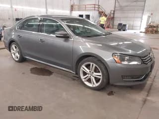 ✅ 2014 Volkswagen Passat SE • VIN: 1VWBS7A37EC119767 • Lot: 42918428. Wystawiony na IAAI z przebiegiem 98 503 mil. Bezpłatny archiwum sprzedaży aukcyjnych z USA i szczegółowy raport historii pojazdu na DreamBid. Zdjęcie 1.