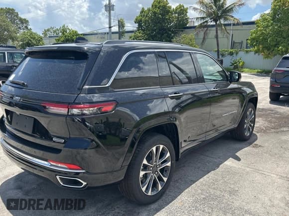 ✅ 2023 Jeep Grand Cherokee Overland • VIN: 1C4RJYD6XP8868844 • Lot: 67318045. Listed on Copart with 35 mi. Free auction sales archive from the USA and detailed vehicle history report at DreamBid. Image 4.