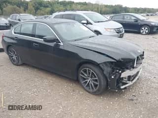 2020 BMW 3 Series 330i xDrive z VIN 3MW5R7J03L8B19154, wystawiony jako IAAI lot #43118571 z przebiegiem 32 086 mil mil oraz . Historia ofert i sprzedaży dostępna na DreamBid. Obrazek 1.