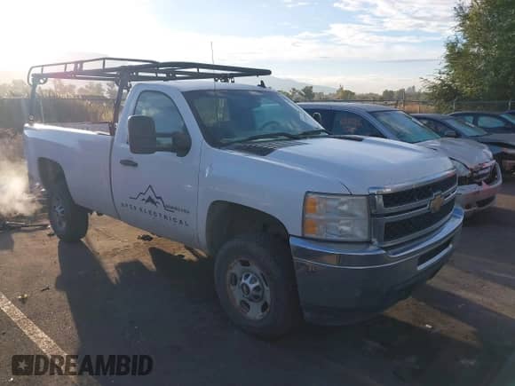 2011 Chevrolet Silverado 2500HD Work Truck z VIN 1GC0KVCG8BZ403514, wystawiony jako IAAI lot #43476303 z przebiegiem 224 583 mil mil oraz . Historia ofert i sprzedaży dostępna na DreamBid. Obrazek 1.