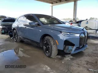 ✅ 2023 BMW iX xDrive50 • VIN: WB523CF06PCM05213 • Lot: 43619624. Wystawiony na Copart z przebiegiem 11 863 mil. Bezpłatny archiwum sprzedaży aukcyjnych z USA i szczegółowy raport historii pojazdu na DreamBid. Zdjęcie 4.