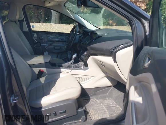 ✅ 2019 Ford Escape Titanium • VIN: 1FMCU9J92KUA25492 • Lot: 43379199. Listed on IAAI with 204,299 mi. Free auction sales archive from the USA and detailed vehicle history report at DreamBid. Image 5.