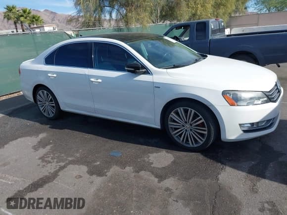 ✅ 2015 Volkswagen Passat SE • VIN: 1VWBT7A32FC061632 • Lot: 43787767. Wystawiony na IAAI z przebiegiem 161 787 mil. Bezpłatny archiwum sprzedaży aukcyjnych z USA i szczegółowy raport historii pojazdu na DreamBid. Zdjęcie 6.