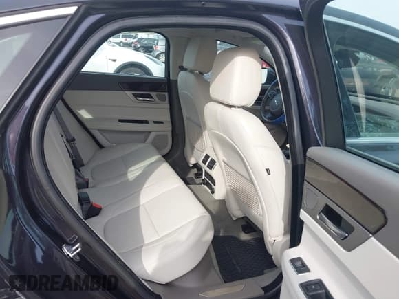 ✅ 2017 Jaguar XF 35t Prestige • VIN: SAJBK4BV9HCY34783 • Lot: 43323858. Wystawiony na IAAI z przebiegiem 65 961 mil. Bezpłatny archiwum sprzedaży aukcyjnych z USA i szczegółowy raport historii pojazdu na DreamBid. Zdjęcie 8.