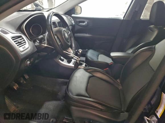 ✅ 2020 Jeep Compass Latitude • VIN: 3C4NJDBB2LT117076 • Lot: 93434355. Wystawiony na Copart z przebiegiem 77 233 mil. Bezpłatny archiwum sprzedaży aukcyjnych z USA i szczegółowy raport historii pojazdu na DreamBid. Zdjęcie 7.