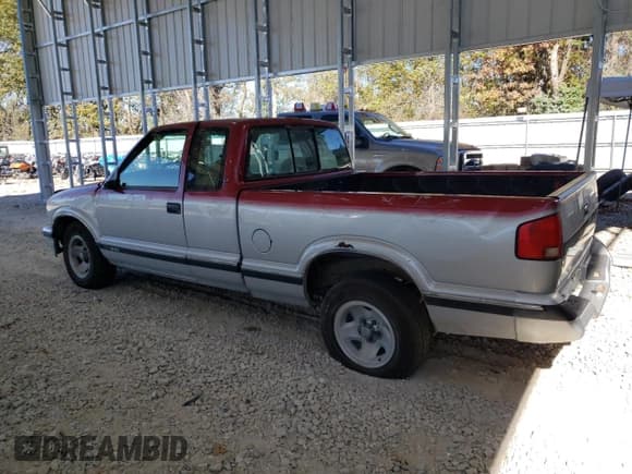 ✅ 1995 Chevrolet S-10 LS • VIN: 1GCCS19WXS8173372 • Лот: 77460694. Опубликован ранее на Copart с пробегом 117 617 миль. Бесплатный доступ к архиву аукционных продаж из США и подробный отчёт об истории автомобиля на DreamBid. Изображение 2.