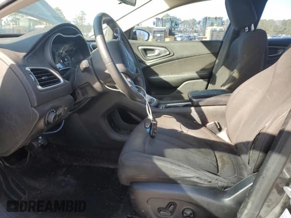 ✅ 2015 Chrysler 200 Limited • VIN: 1C3CCCAB6FN693811 • Lot: 91445565. Wystawiony na Copart z przebiegiem 172 566 mil. Bezpłatny archiwum sprzedaży aukcyjnych z USA i szczegółowy raport historii pojazdu na DreamBid. Zdjęcie 7.