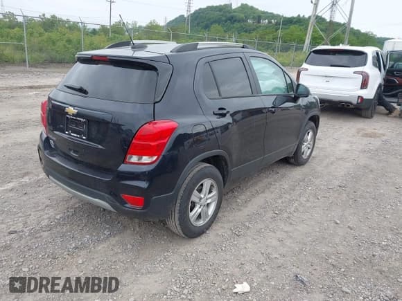 ✅ 2022 Chevrolet Trax LT • VIN: KL7CJPSM9NB516854 • Lot: 42344457. Wystawiony na IAAI z przebiegiem 14 000 mil. Bezpłatny archiwum sprzedaży aukcyjnych z USA i szczegółowy raport historii pojazdu na DreamBid. Zdjęcie 4.