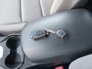 ✅ 2017 Hyundai Santa Fe SE • VIN: KM8SMDHF0HU172039 • Lot: 43480124. Wystawiony na IAAI z przebiegiem 161 921 mil. Bezpłatny archiwum sprzedaży aukcyjnych z USA i szczegółowy raport historii pojazdu na DreamBid. Zdjęcie 11.