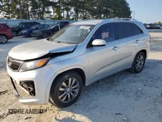 ✅ 2013 Kia Sorento SX • VIN: 5XYKW4A24DG313597 • Лот: 80565665. Опубликован ранее на Copart с пробегом 215 939 миль. Бесплатный доступ к архиву аукционных продаж из США и подробный отчёт об истории автомобиля на DreamBid. Изображение 1.