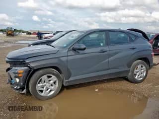 2025 Hyundai Kona SE с VIN KM8HA3AB4SU191365, выставлен на аукционе Copart как лот 64027895 с пробегом 14 526 миль миль и Списание • Salvage title. История ставок и продаж доступна на DreamBid. Изображение 1.