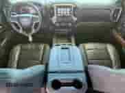 2020 Chevrolet Silverado 3500HD High Country z VIN 1GC4YVEYXLF105443, wystawiony jako Copart lot #91819785 z przebiegiem 76 561 mil mil oraz Szkoda całkowita • Salvage title. Historia ofert i sprzedaży dostępna na DreamBid. Obrazek 8.