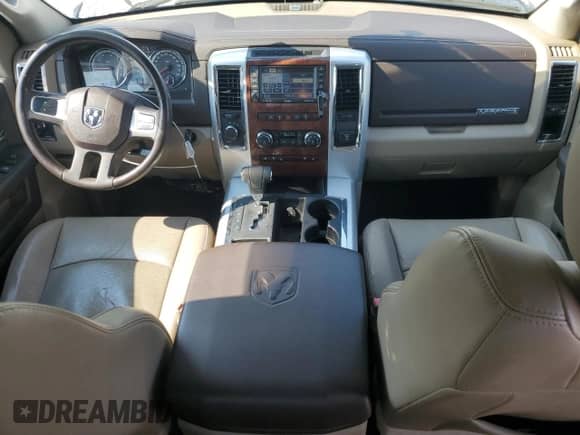 2010 Dodge 1500 Laramie z VIN 1D7RV1GTXAS123265, wystawiony jako Copart lot #68742635 z przebiegiem 182 117 mil mil oraz Szkoda całkowita • Salvage title. Historia ofert i sprzedaży dostępna na DreamBid. Obrazek 8.