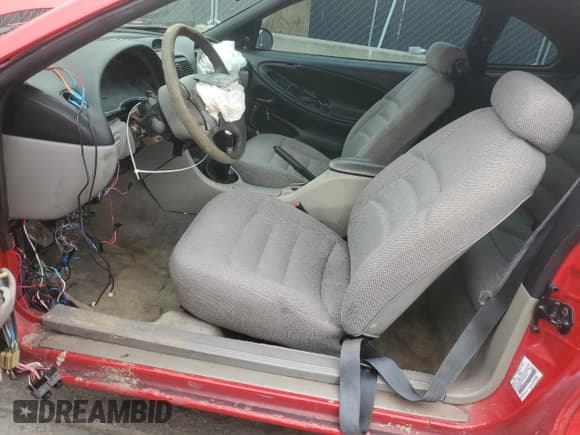 ✅ 1996 Ford Mustang GT • VIN: 1FALP42X9TF228273 • Lot: 91376645. Wystawiony na Copart z przebiegiem 70 699 mil. Bezpłatny archiwum sprzedaży aukcyjnych z USA i szczegółowy raport historii pojazdu na DreamBid. Zdjęcie 7.