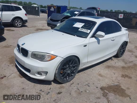 ✅ 2012 BMW 1 Series 128i • VIN: WBAUP7C58CVP23175 • Lot: 42331307. Wystawiony na IAAI z przebiegiem 141 149 mil. Bezpłatny archiwum sprzedaży aukcyjnych z USA i szczegółowy raport historii pojazdu na DreamBid. Zdjęcie 2.