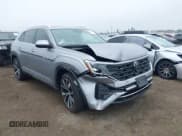 ✅ 2024 Volkswagen Atlas SEL Premium R-Line • VIN: 1V2FE2CA2RC213036 • Lot: 43279567. Wystawiony na IAAI z przebiegiem 21 150 mil. Bezpłatny archiwum sprzedaży aukcyjnych z USA i szczegółowy raport historii pojazdu na DreamBid. Zdjęcie 1.