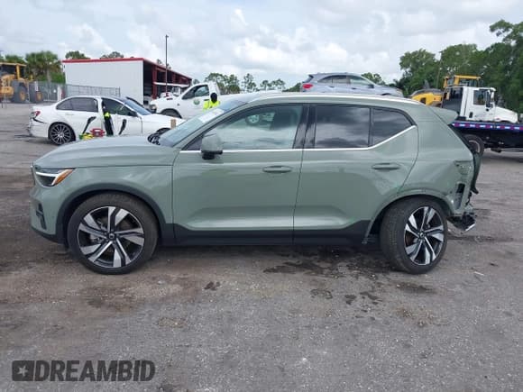 ✅ 2023 Volvo XC40 Plus Bright Theme • VIN: YV4L12UN2P2099041 • Lot: 42614962. Wystawiony na IAAI z przebiegiem 13 997 mil. Bezpłatny archiwum sprzedaży aukcyjnych z USA i szczegółowy raport historii pojazdu na DreamBid. Zdjęcie 15.