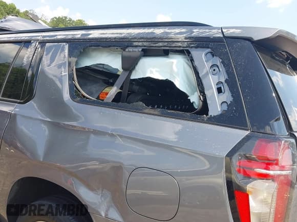 ✅ 2022 Chevrolet Suburban • VIN: 1GNSCEKT2NR124124 • Lot: 42671471. Wystawiony na IAAI z przebiegiem Nie podano. Bezpłatny archiwum sprzedaży aukcyjnych z USA i szczegółowy raport historii pojazdu na DreamBid. Zdjęcie 6.