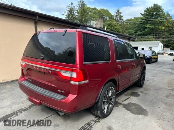 ✅ 2016 Lincoln Navigator Reserve • VIN: 5LMJJ2LT2GEL00065 • Lot: 81471335. Listed on Copart with 193,922 mi. Free auction sales archive from the USA and detailed vehicle history report at DreamBid. Image 4.