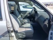 ✅ 2006 Ford Escape XLT • VIN: 1FMYU93106KB76667 • Lot: 41959732. Wystawiony na IAAI z przebiegiem 250 950 mil. Bezpłatny archiwum sprzedaży aukcyjnych z USA i szczegółowy raport historii pojazdu na DreamBid. Zdjęcie 5.