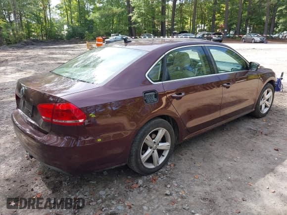 ✅ 2012 Volkswagen Passat SE • VIN: 1VWBH7A34CC093981 • Лот: 43255266. Опубликован ранее на IAAI с пробегом 249 235 миль. Бесплатный доступ к архиву аукционных продаж из США и подробный отчёт об истории автомобиля на DreamBid. Изображение 4.
