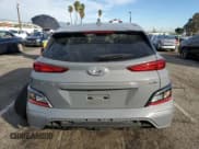 ✅ 2023 Hyundai Kona SE • VIN: KM8K23AG3PU183747 • Лот: 37940834. Опубликован ранее на Copart с пробегом 13 294 миль. Бесплатный доступ к архиву аукционных продаж из США и подробный отчёт об истории автомобиля на DreamBid. Изображение 6.