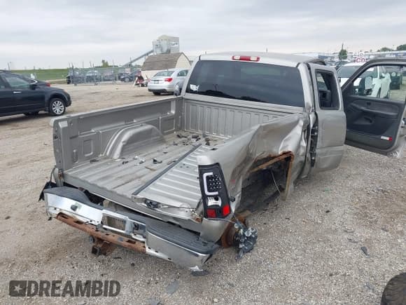 ✅ 2003 Chevrolet Silverado 1500 LS • VIN: 2GCEK19V931183363 • Lot: 43449090. Listed on IAAI with 210,872 mi. Free auction sales archive from the USA and detailed vehicle history report at DreamBid. Image 4.
