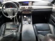 ✅ 2017 Lexus LS 460 • VIN: JTHCL5EFXH5028402 • Lot: 55575915. Wystawiony na Copart z przebiegiem 99 532 mil. Bezpłatny archiwum sprzedaży aukcyjnych z USA i szczegółowy raport historii pojazdu na DreamBid. Zdjęcie 8.