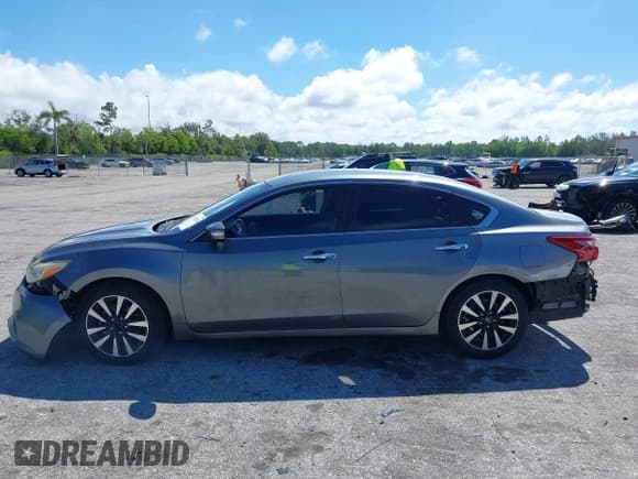 ✅ 2018 Nissan Altima SR • VIN: 1N4AL3APXJC155296 • Lot: 43113541. Listed on IAAI with 170,672 mi. Free auction sales archive from the USA and detailed vehicle history report at DreamBid. Image 14.